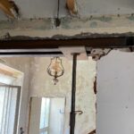 posa putrelle a rinforzo dopo la demolizione di un muro portante